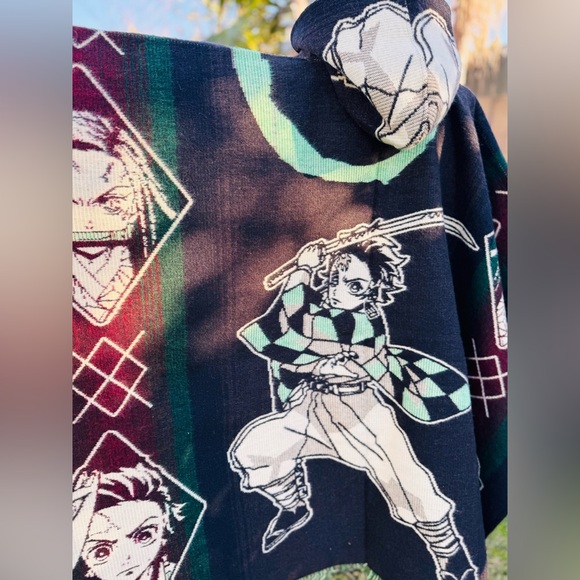 Demon slayer alpaca poncho, unisex, one size, made in Ecuador. Adult size - Picture 5 of 7